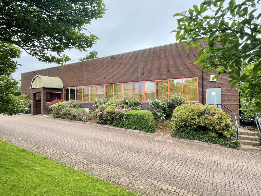 Lot: 68 - SUBSTANTIAL OFFICE PREMISES ON POPULAR BUSINESS PARK -